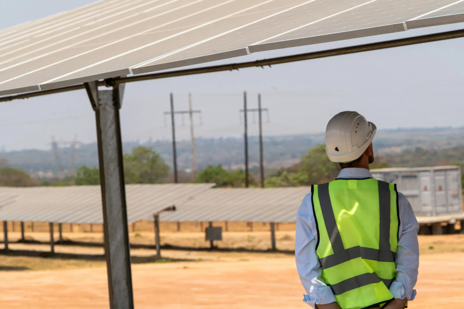 Técnico supervisando una instalación de paneles solares